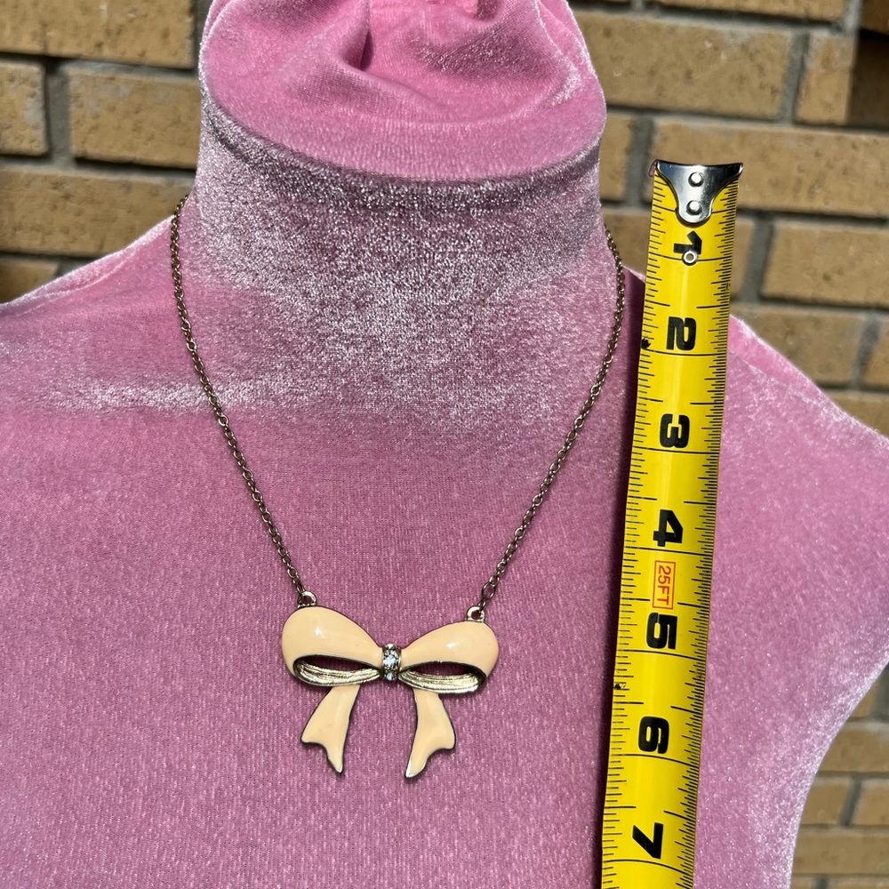 Nude bow necklace